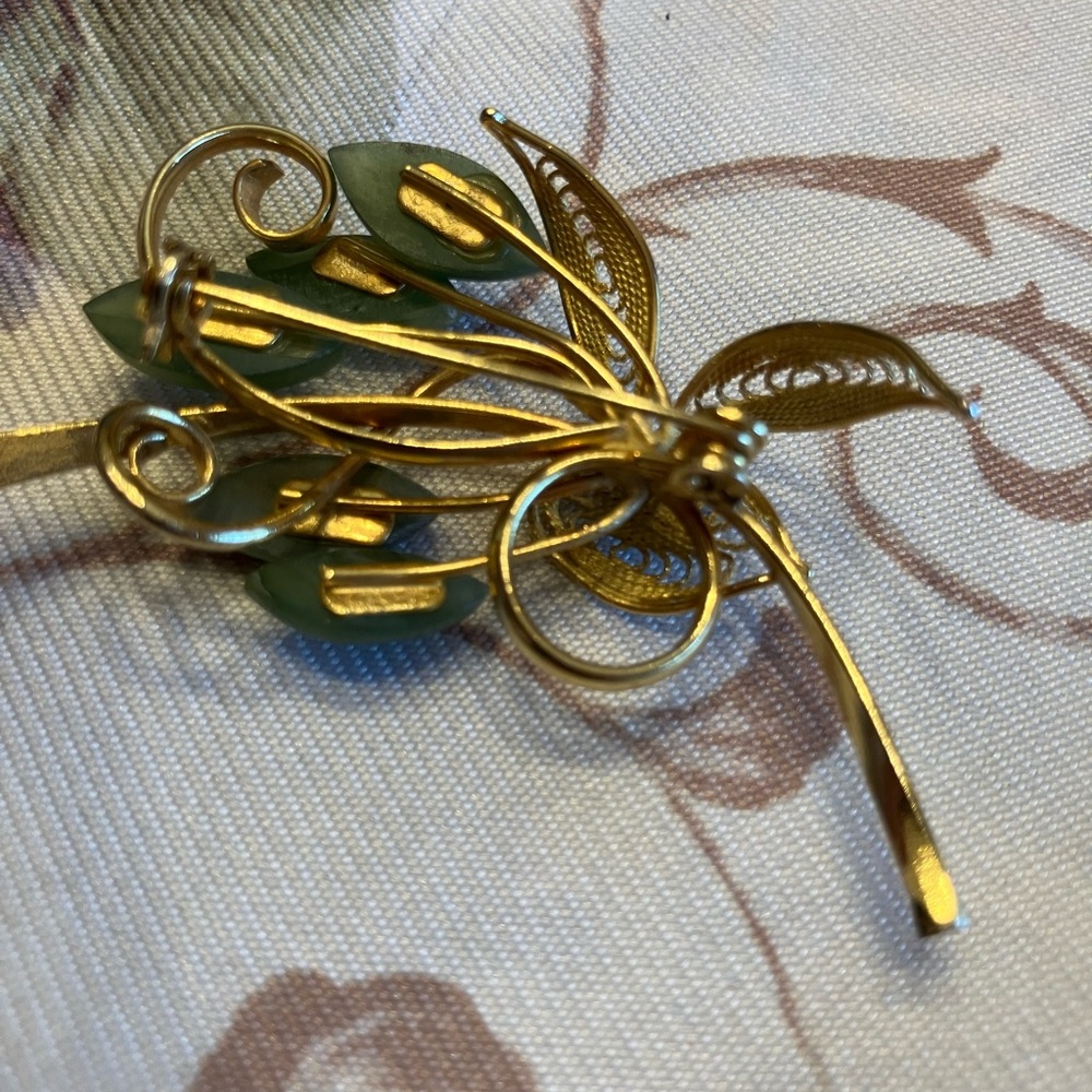 JADE FLOWER BROOCH 2 1/4” GOLD TONE - Picture 3 of 8